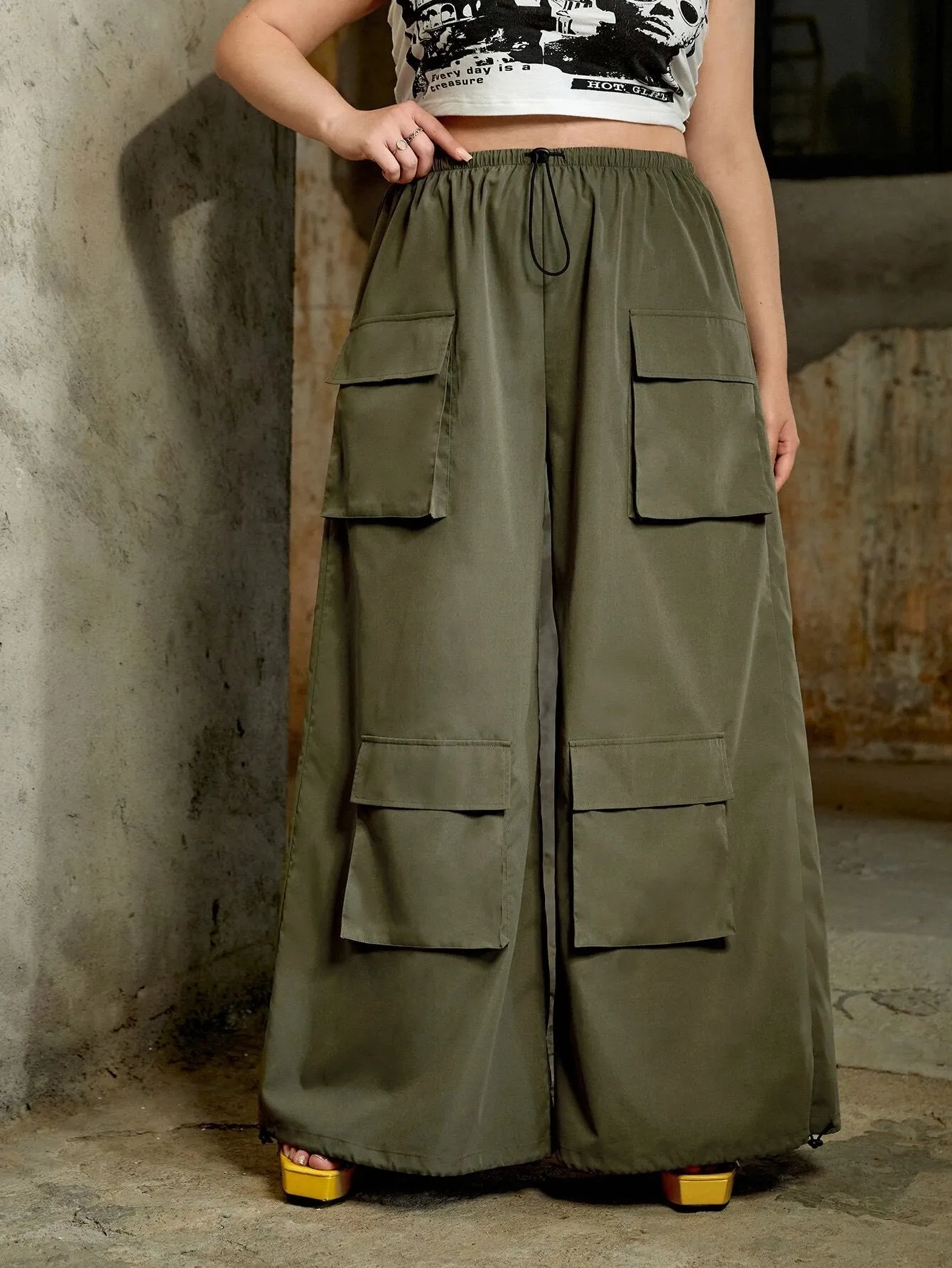 Flap Pocket Drawstring Hem Cargo Pants
