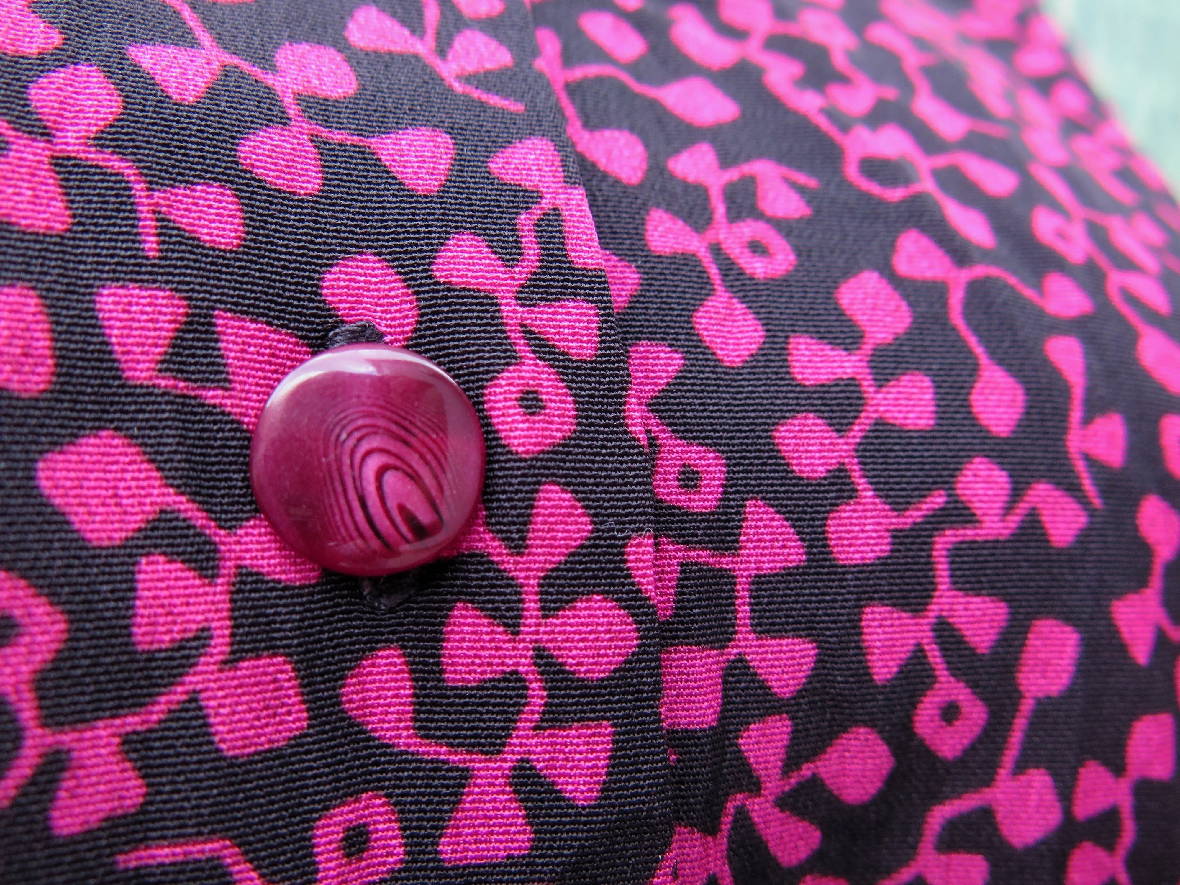 Seraphin | Vintage 1960s 1970s Unique Chelsea collar purple and black clover print sleeveless dress