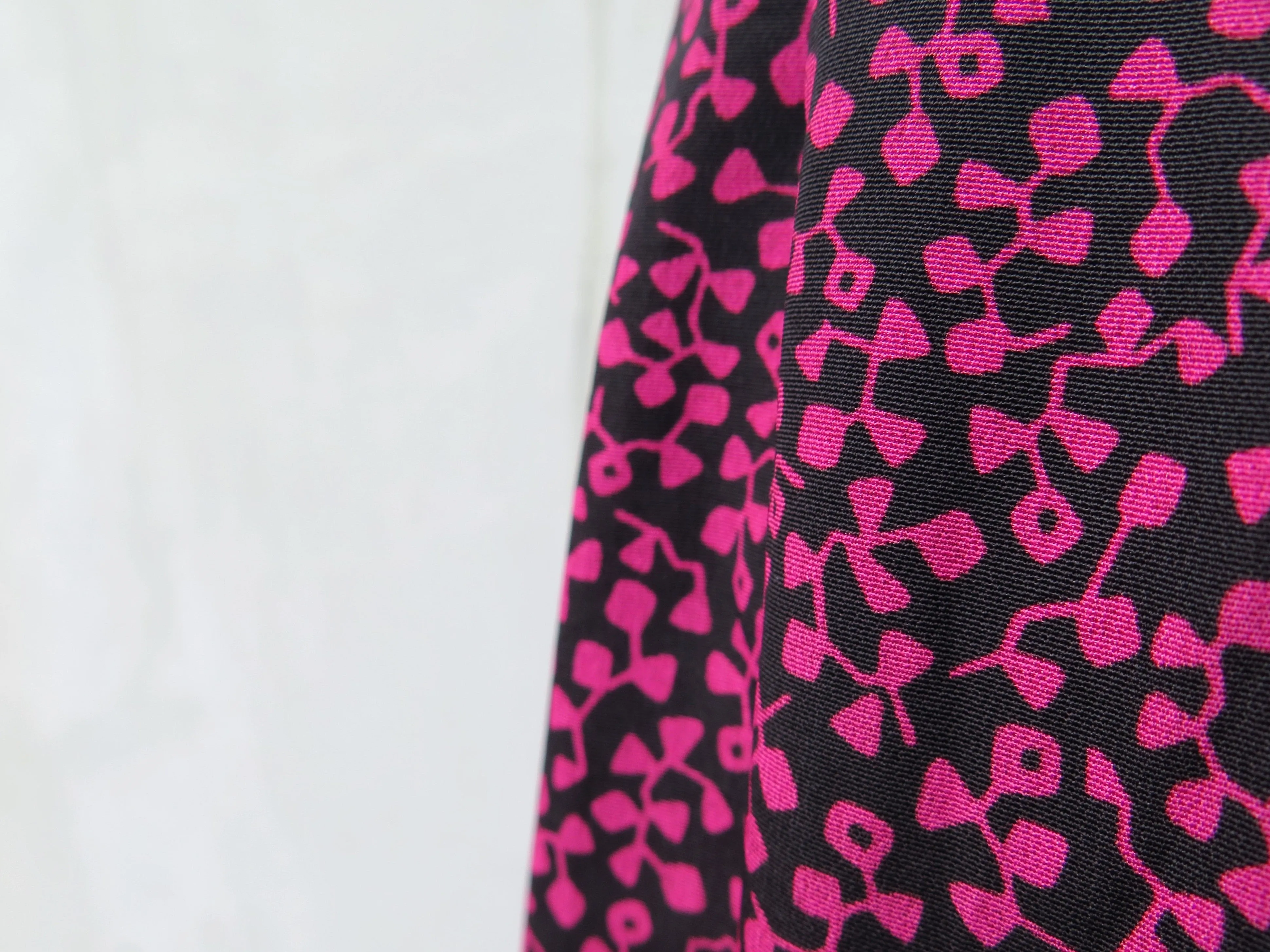 Seraphin | Vintage 1960s 1970s Unique Chelsea collar purple and black clover print sleeveless dress