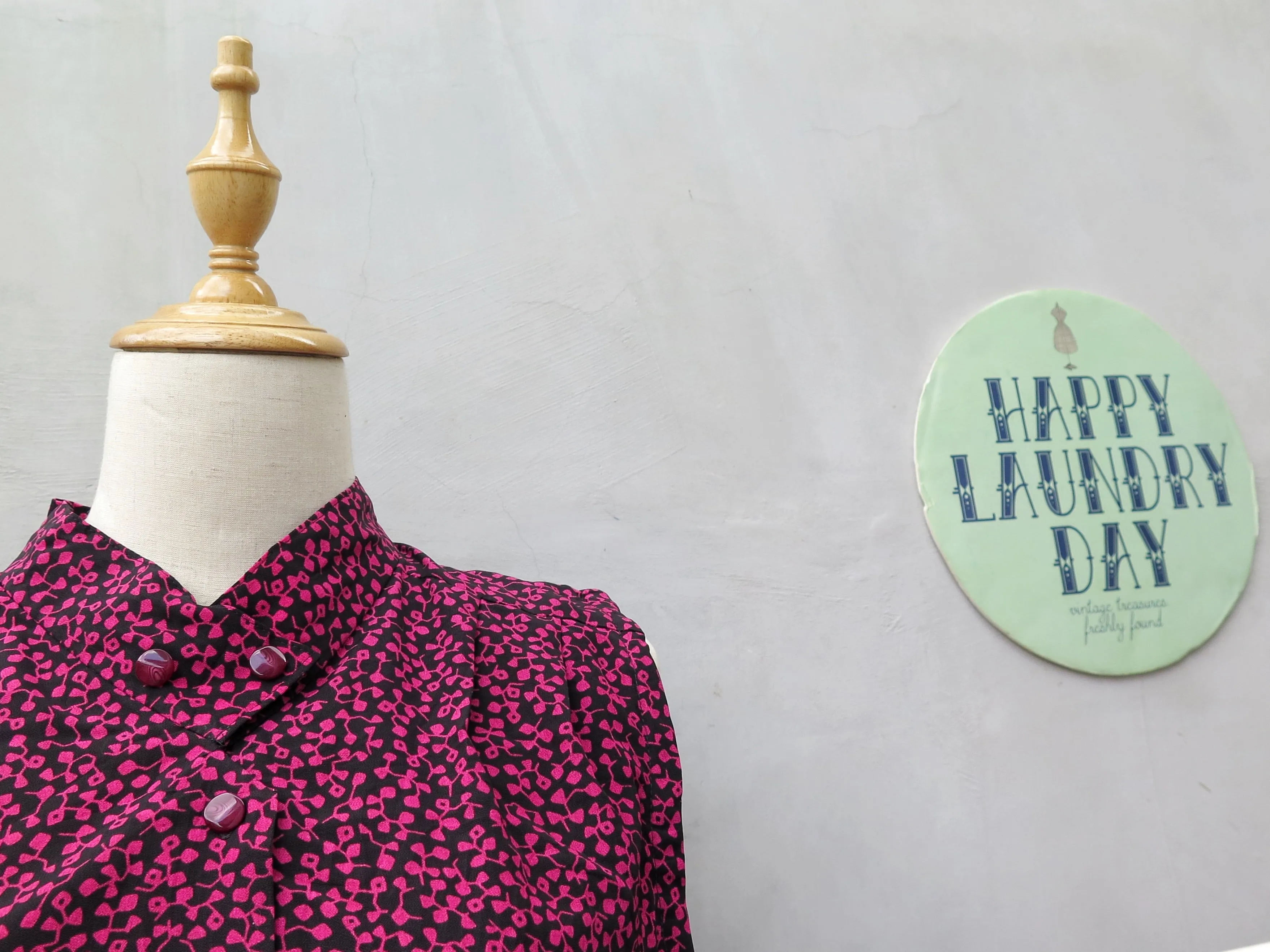 Seraphin | Vintage 1960s 1970s Unique Chelsea collar purple and black clover print sleeveless dress