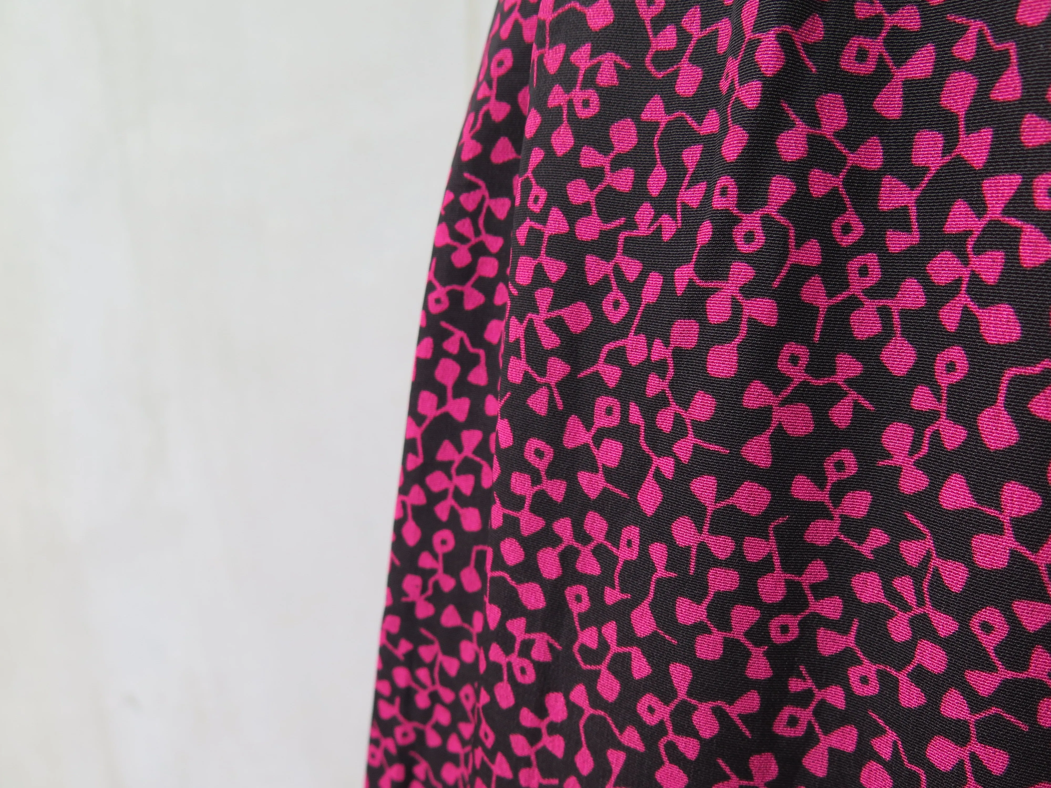 Seraphin | Vintage 1960s 1970s Unique Chelsea collar purple and black clover print sleeveless dress