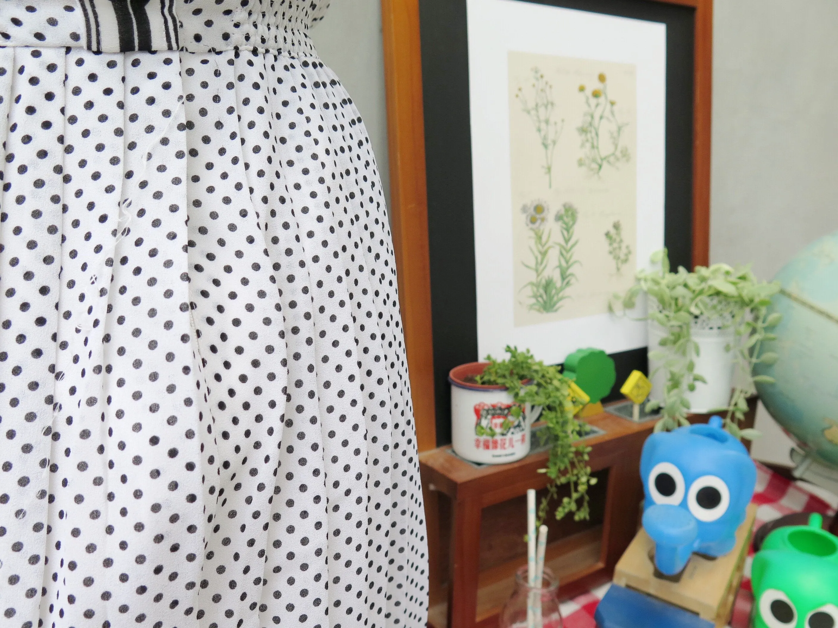 White Right | Vintage 1970s White black polka dot pleated dress
