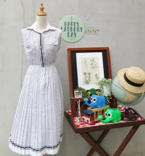 White Right | Vintage 1970s White black polka dot pleated dress